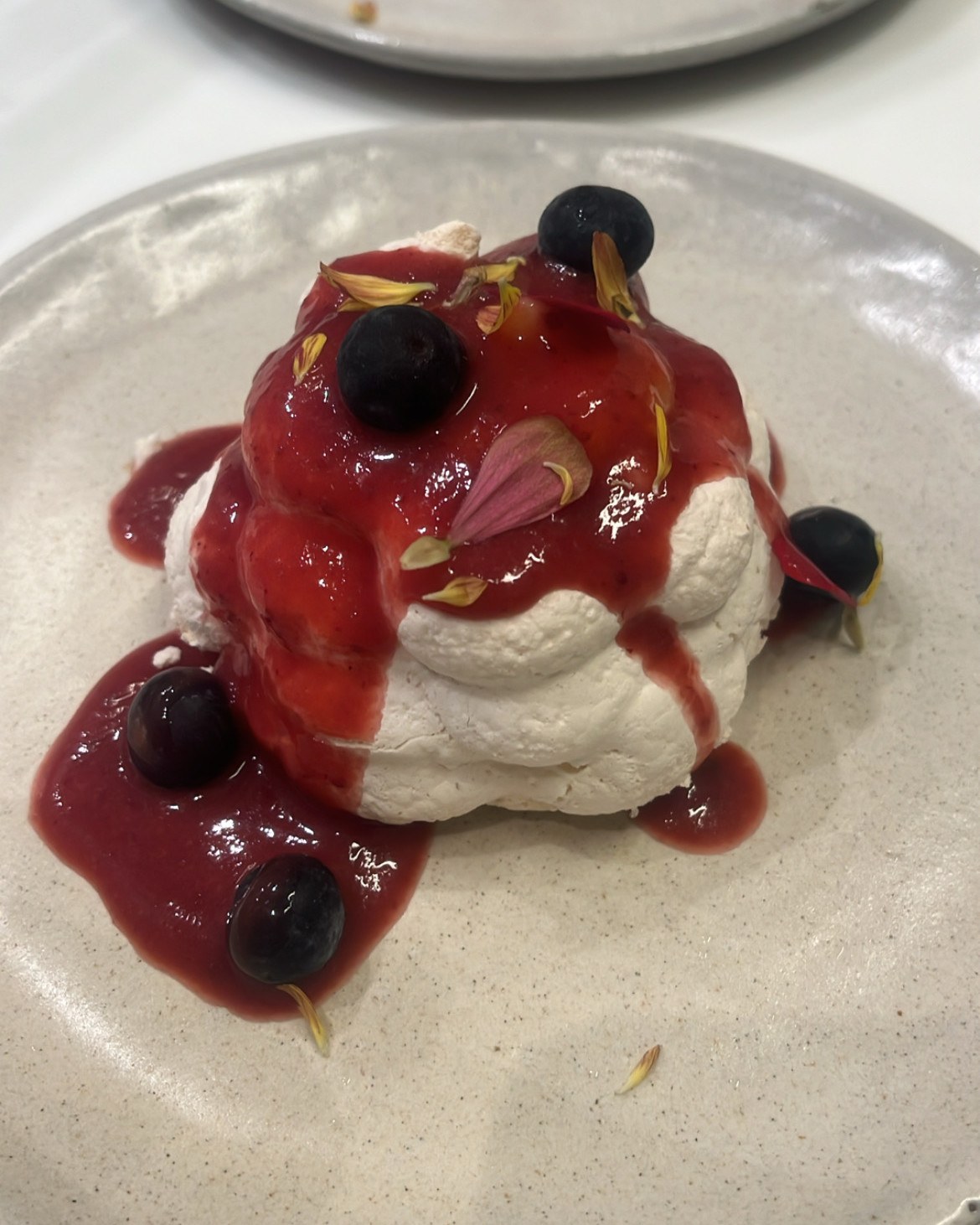 Merengue com calda de frutas vermelhas e mirtilos