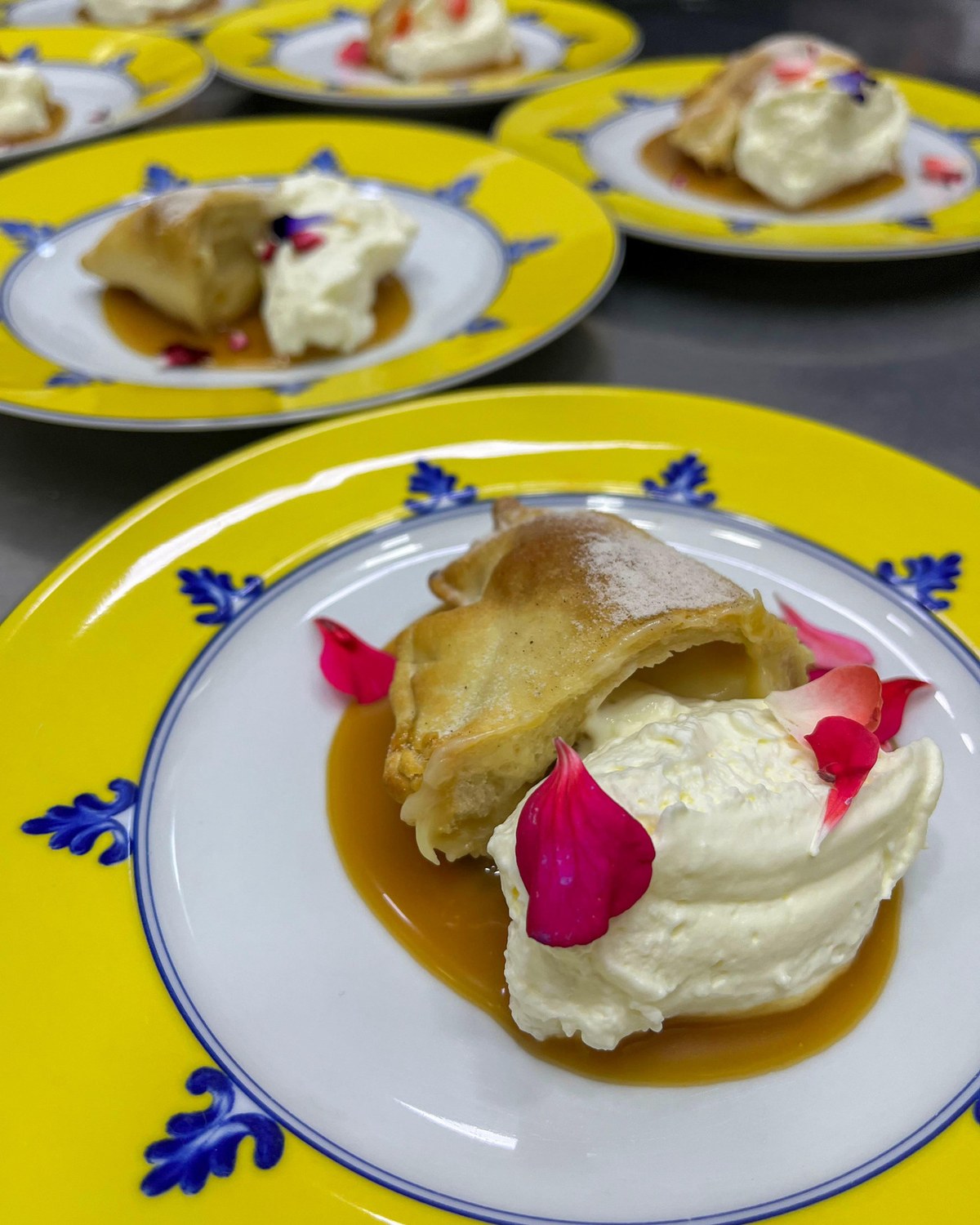 Folhado com creme e caramelo, finalizado com pétala