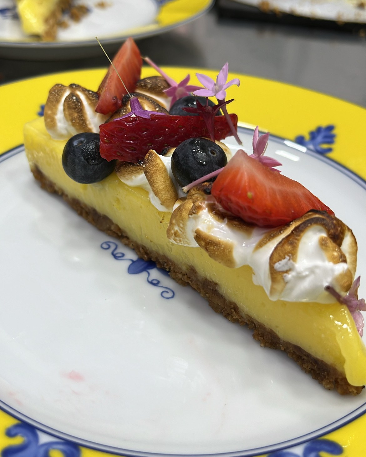 Torta de limão siciliano com merengue maçaricado e frutas vermelhas