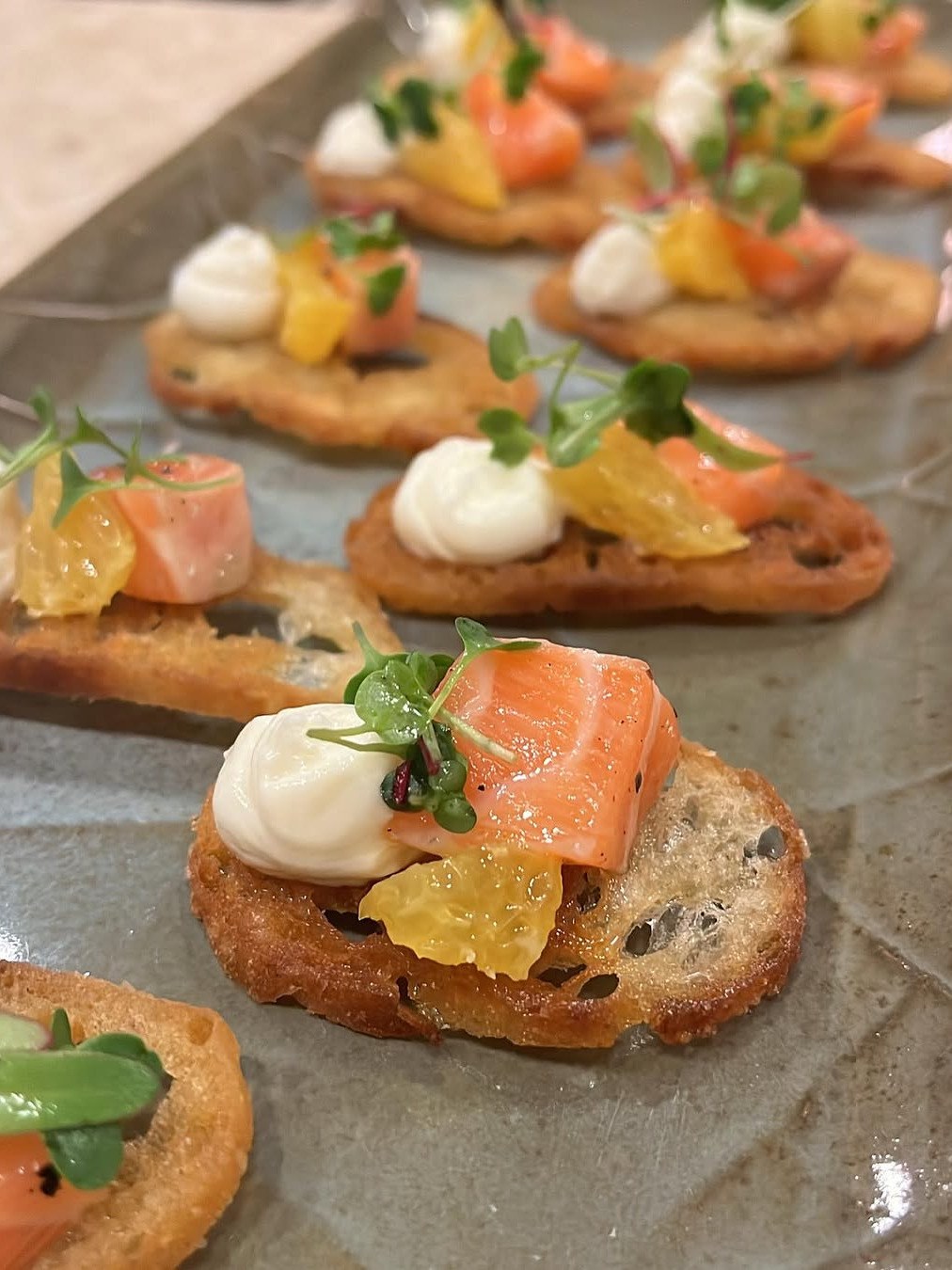 Snacks de salmão com creme e microverdes sobre torradas