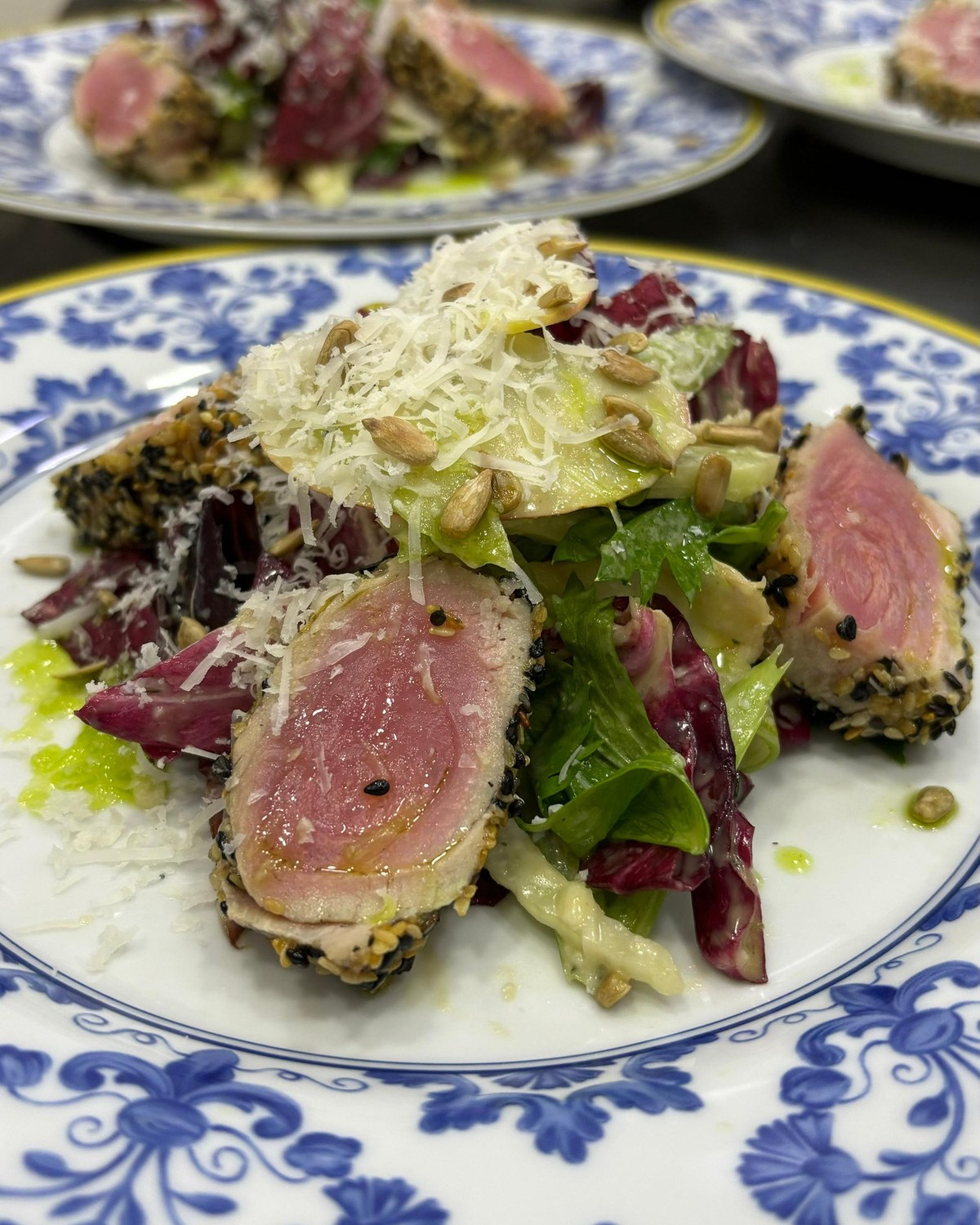 Atum selado em crosta de gergelim com salada, montado em série