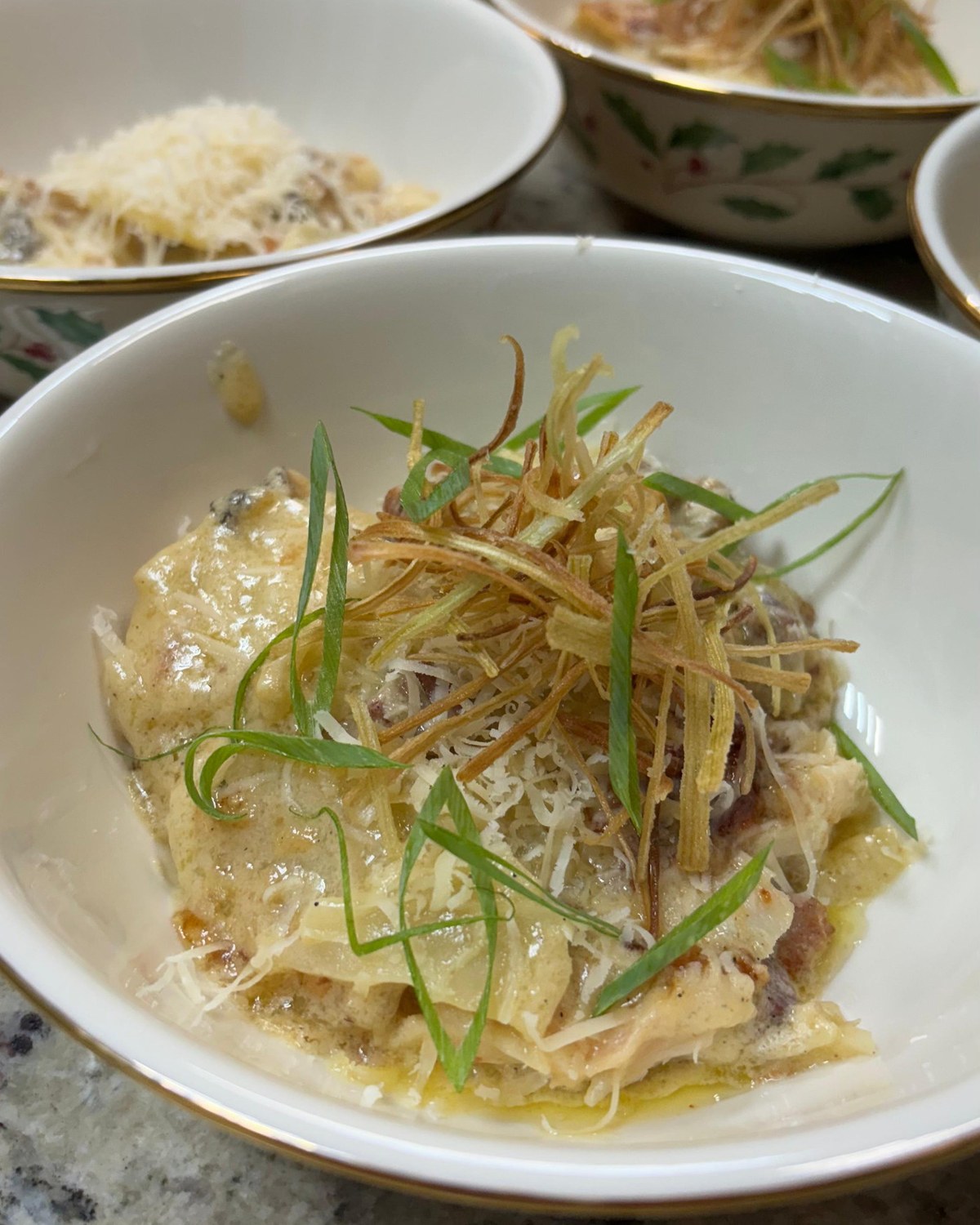 Bacalhau desfiado com batata palha e cebolinha, servido em bowls
