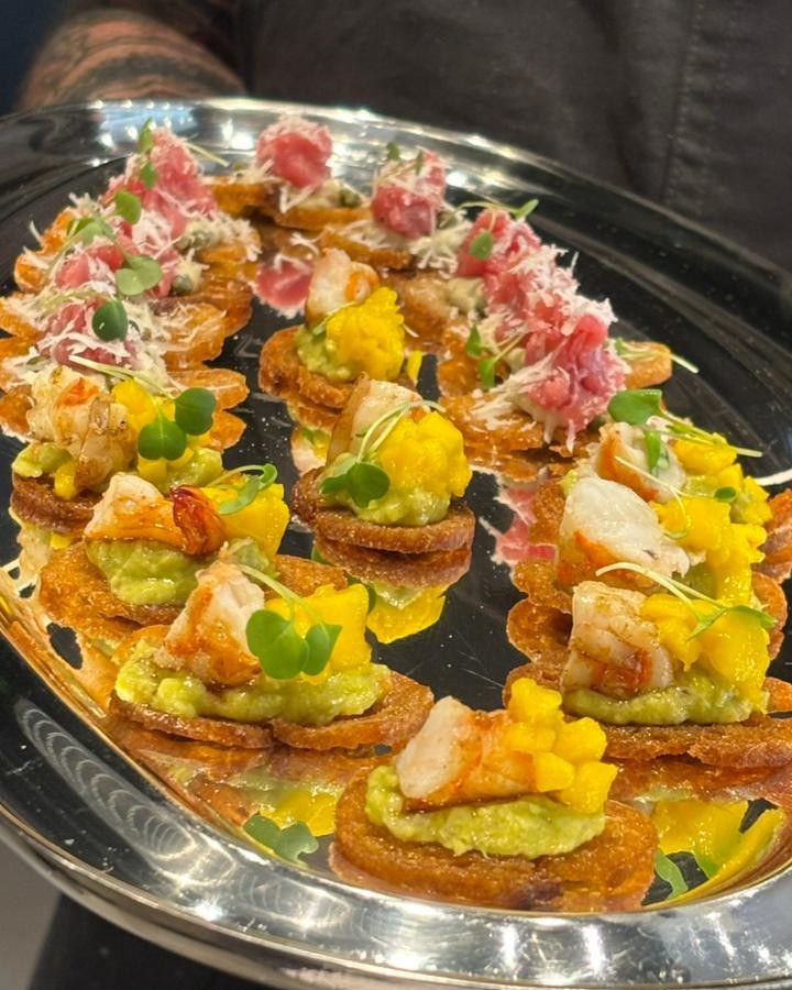 Bandeja de snacks com creme e camarão