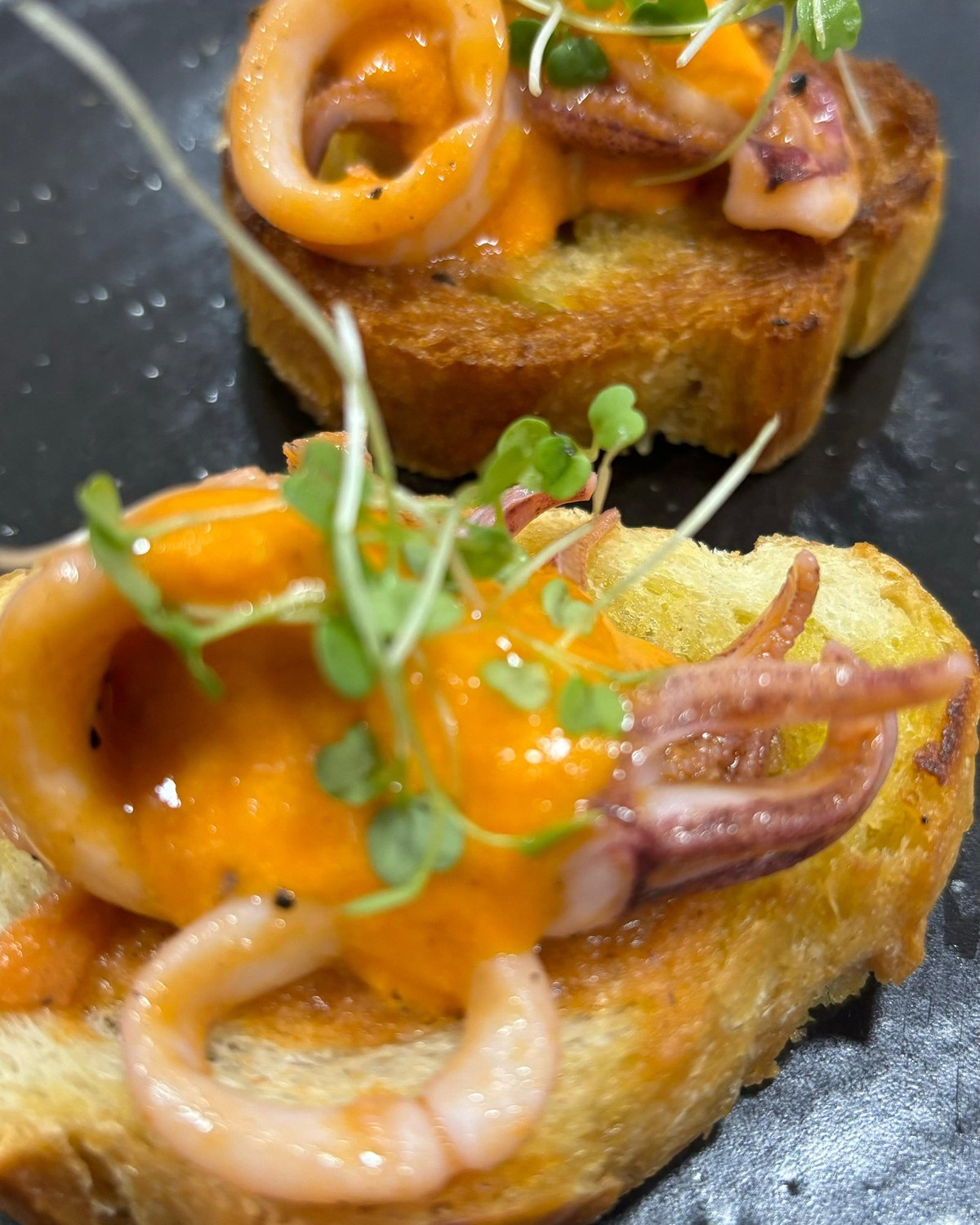 Bruschetta de lula ao molho rosé com microverdes
