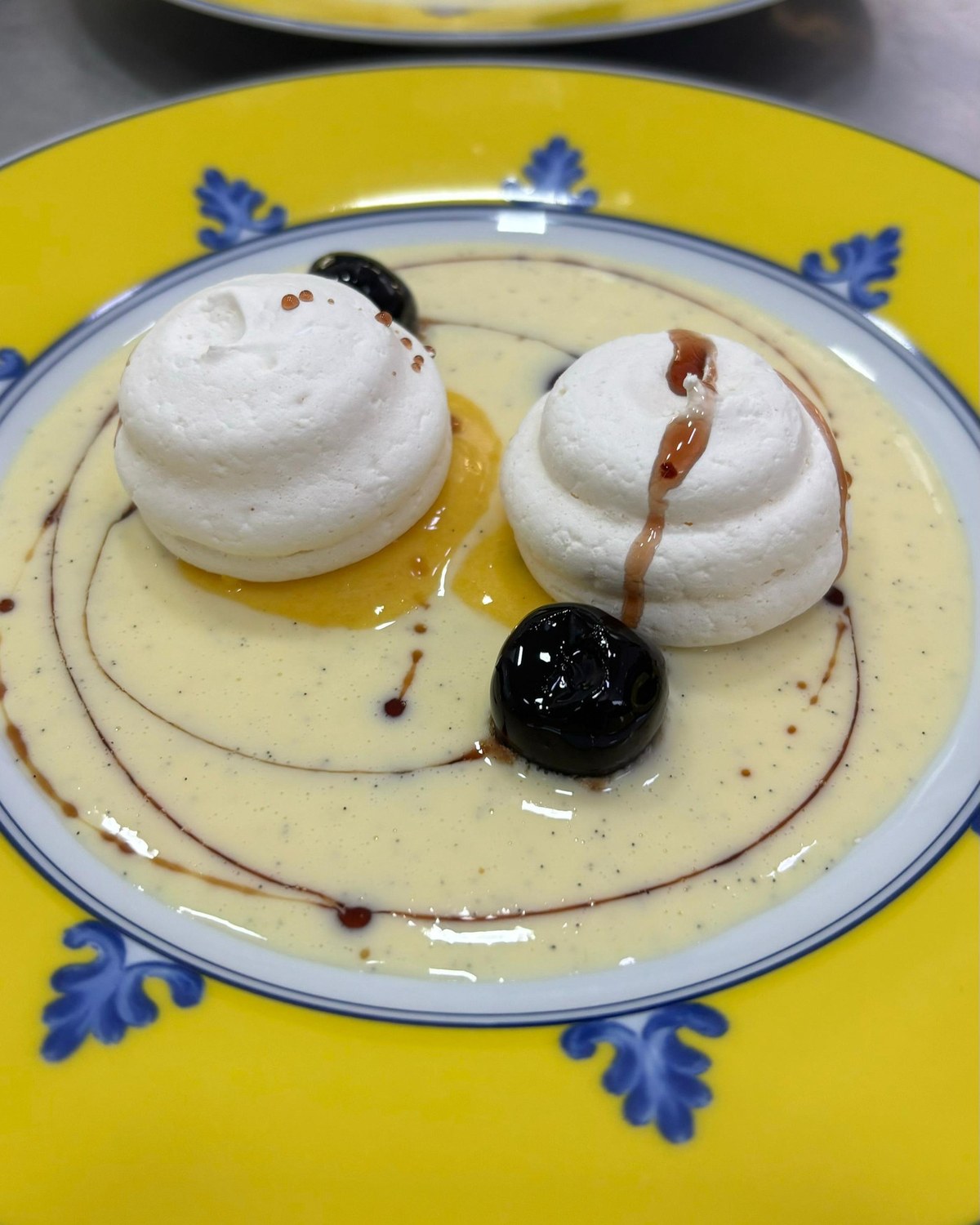 Merengues com creme e calda, prato amarelo