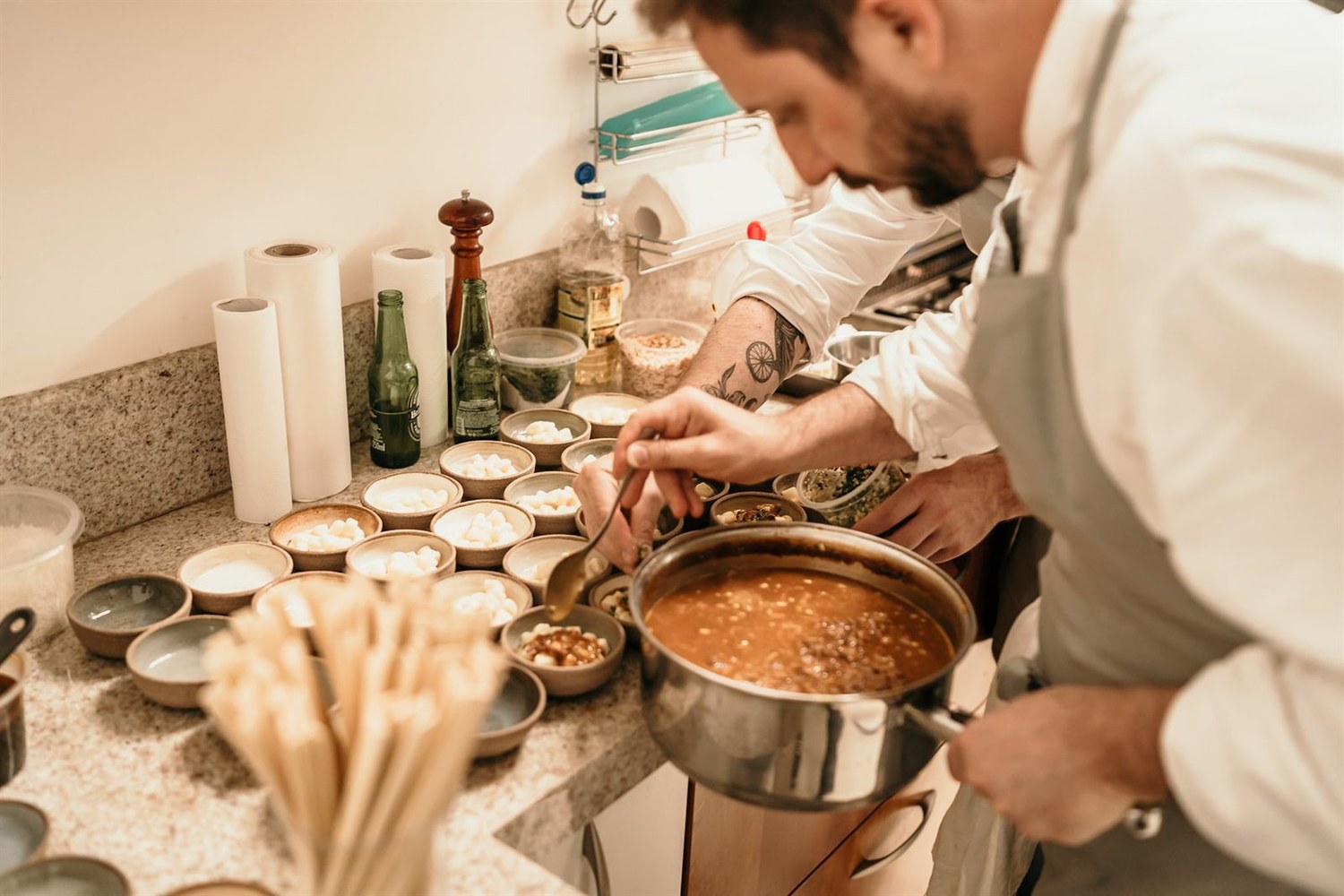 Chef finalizando porções na cozinha de produção